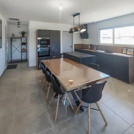 度假居 Gorgeous In With Kitchen Bessan